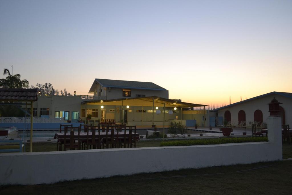 Swaraj Resorts Bharatpur Bagian luar foto